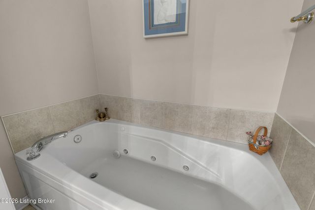 10412 Dove Chase Cir, Louisville, KY 40299