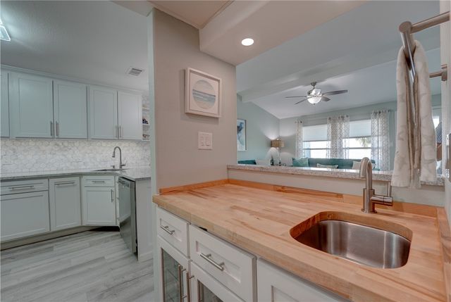 71 Nassau Dr 405, Rockport, TX 78382