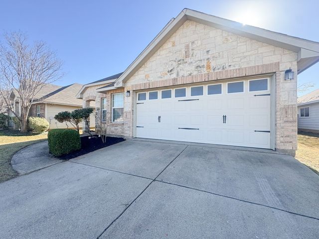 220 Crescent Ridge Drive, Fort Worth, TX 76140