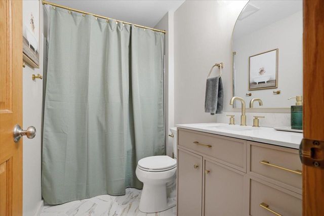 900 E Randy ROAD, Oak Creek, WI 53154