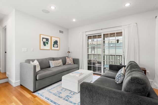 95 Green St 2, Boston, MA 02130