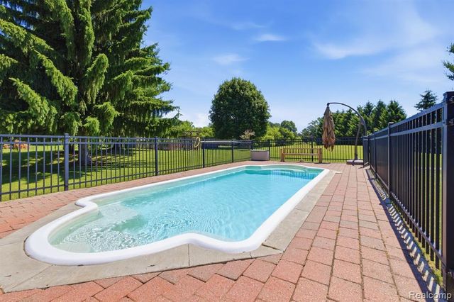 5010 Mallards Landing, Highland, MI 48357