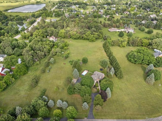 5010 Mallards Landing, Highland, MI 48357
