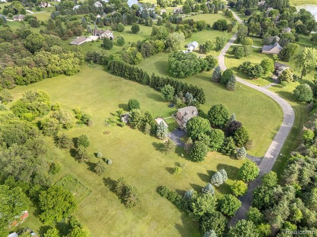 5010 Mallards Landing, Highland, MI 48357