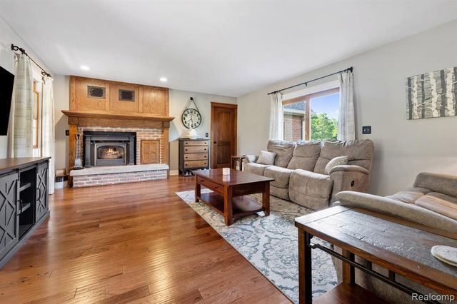 5010 Mallards Landing, Highland, MI 48357