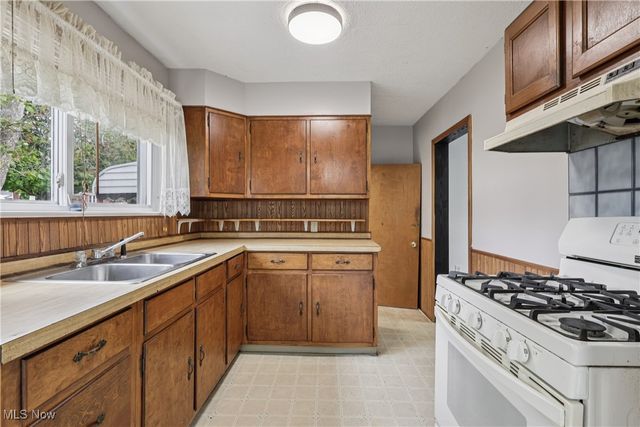 1674 Betz Drive, Akron, OH 44306