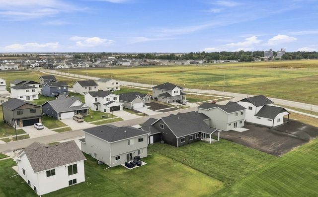 6281 86th Avenue S, Horace, ND 58047