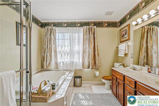 2560 Country Top Trail, Bethlehem City, PA 18020