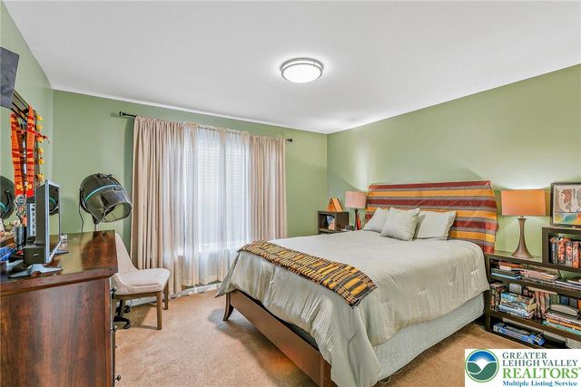 2560 Country Top Trail, Bethlehem City, PA 18020