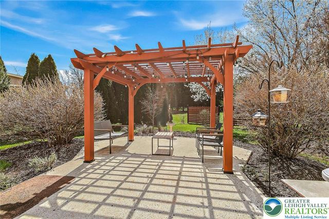 2560 Country Top Trail, Bethlehem City, PA 18020