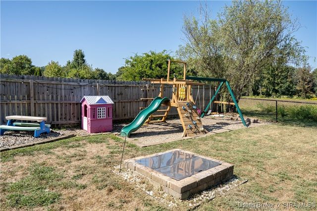 1704 Sterling Oaks Drive, Sellersburg, IN 47172