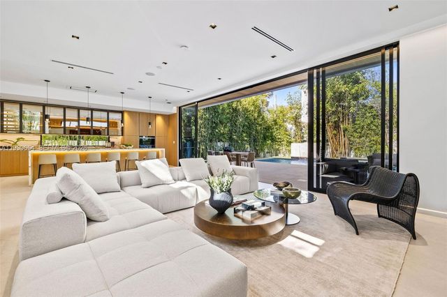 325 W 63rd St, Miami Beach, FL 33141