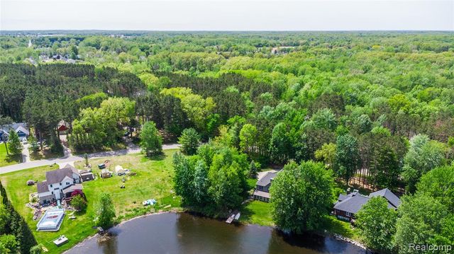 9076 Pineview Lake Court, Linden, MI 48451