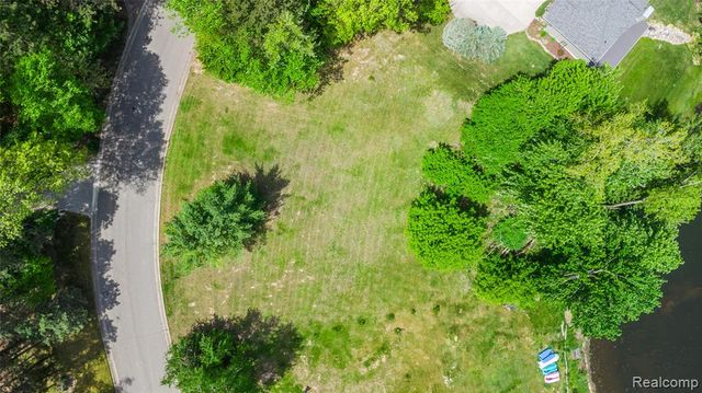 9076 Pineview Lake Court, Linden, MI 48451