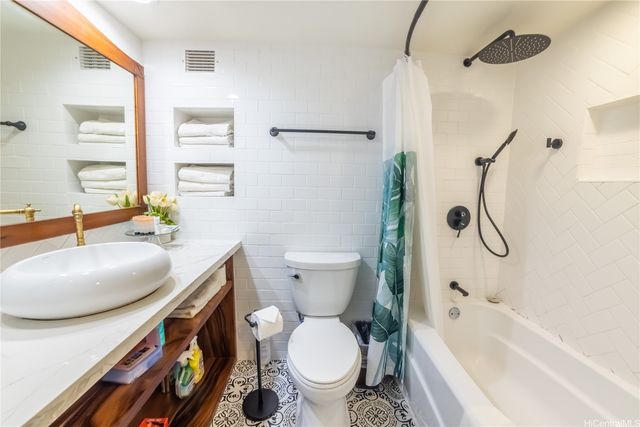 2045 Kalakaua Avenue 611, Honolulu, HI 96815