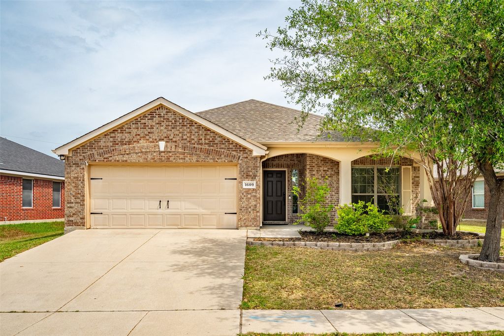 1609 Desperado Road, Fort Worth, TX 76131