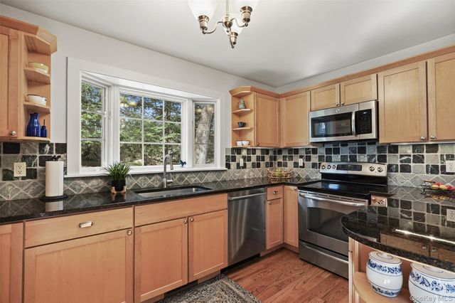 12 N Lake Circle, South Salem, NY 10590