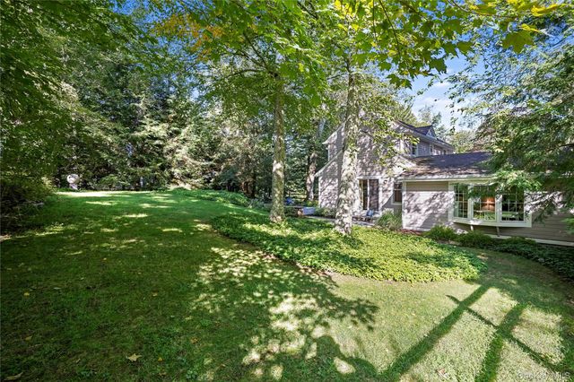 12 N Lake Circle, South Salem, NY 10590