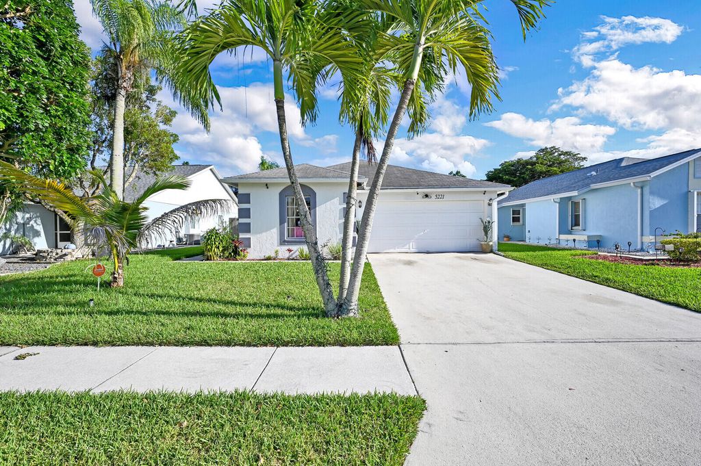 5221 Arbor Glen Circle, Lake Worth, FL 33463