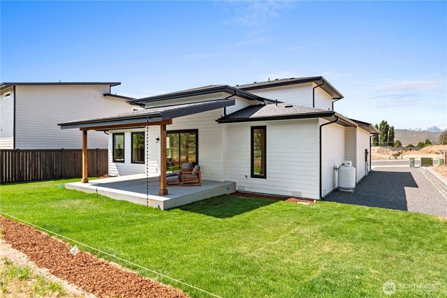 3233 NW Brianna Avenue, East Wenatchee, WA 98802