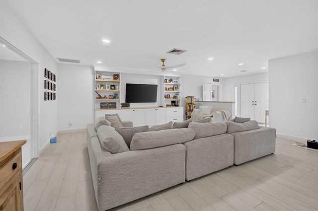 15 Holly Drive, Boynton Beach, FL 33436
