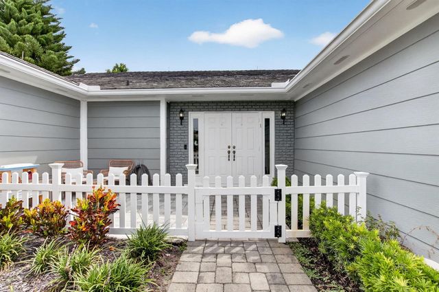 15 Holly Drive, Boynton Beach, FL 33436