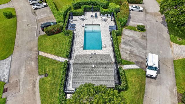15 Holly Drive, Boynton Beach, FL 33436