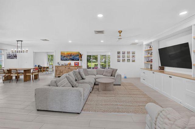 15 Holly Drive, Boynton Beach, FL 33436