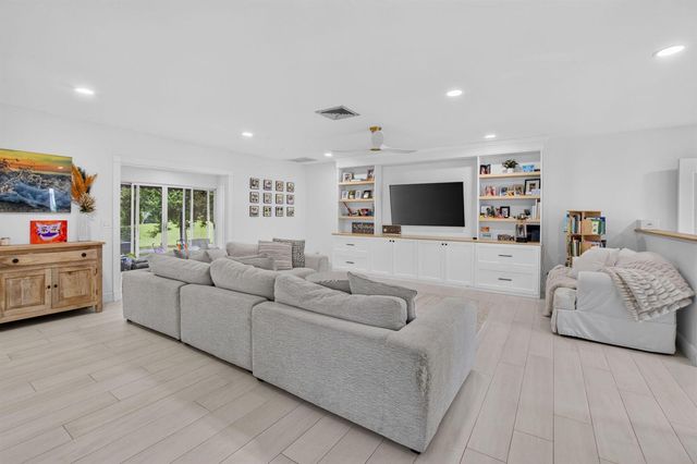 15 Holly Drive, Boynton Beach, FL 33436