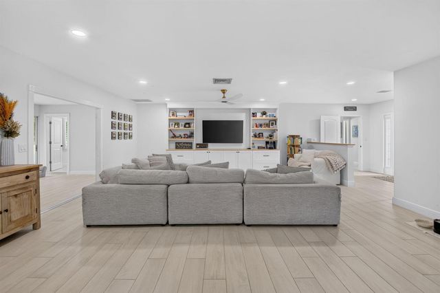 15 Holly Drive, Boynton Beach, FL 33436