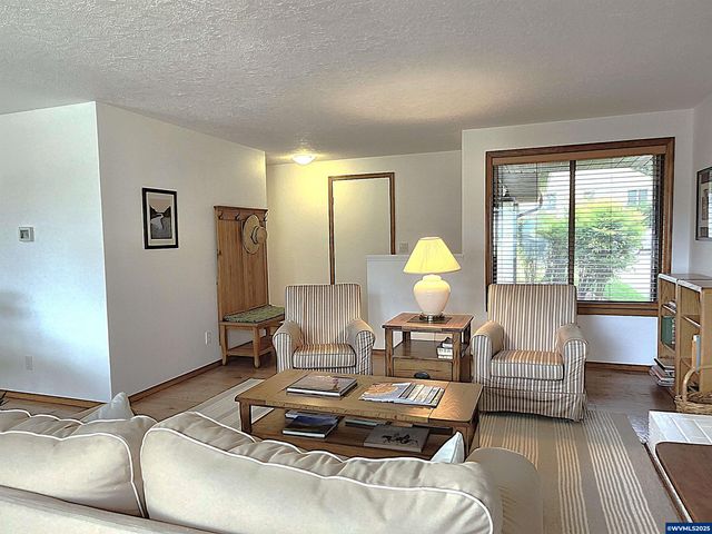 1953 Arithmetic Dr SE, Salem, OR 97302