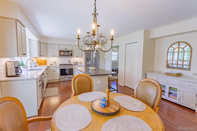 1964 Bloomfield Oaks Drive, West Bloomfield Charter Township, MI 48324