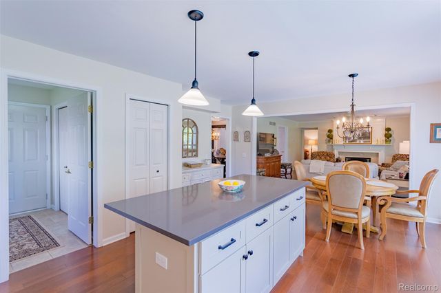 1964 Bloomfield Oaks Drive, West Bloomfield Charter Township, MI 48324
