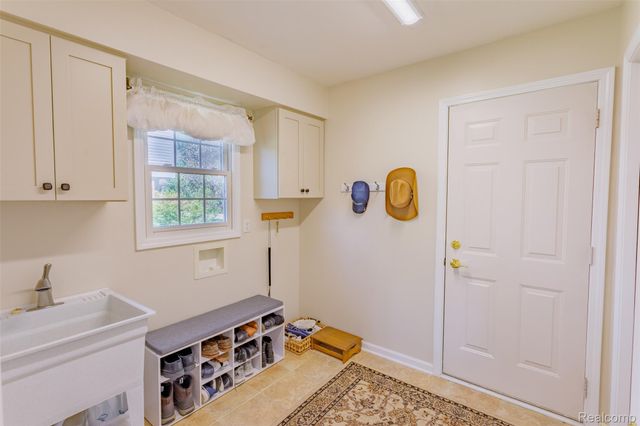 1964 Bloomfield Oaks Drive, West Bloomfield Charter Township, MI 48324