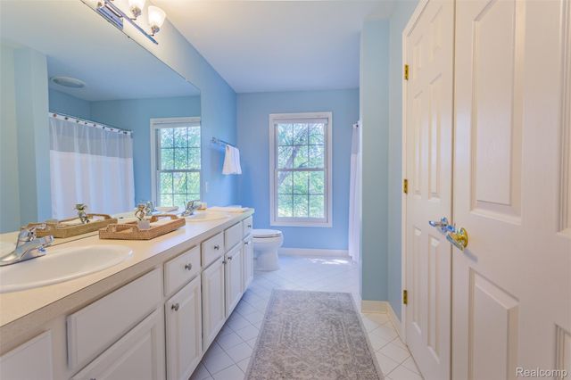 1964 Bloomfield Oaks Drive, West Bloomfield Charter Township, MI 48324