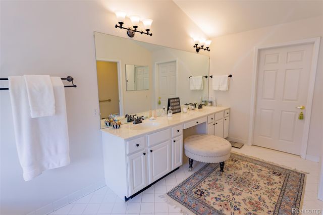 1964 Bloomfield Oaks Drive, West Bloomfield Charter Township, MI 48324