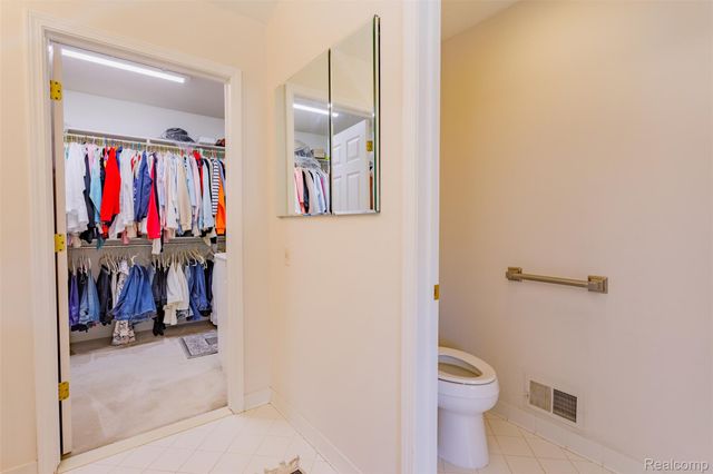 1964 Bloomfield Oaks Drive, West Bloomfield Charter Township, MI 48324