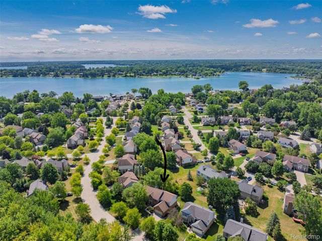 1964 Bloomfield Oaks Drive, West Bloomfield Charter Township, MI 48324