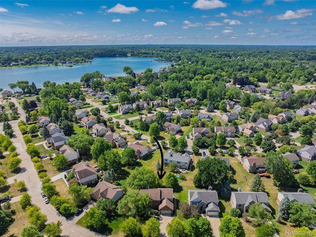 1964 Bloomfield Oaks Drive, West Bloomfield Charter Township, MI 48324