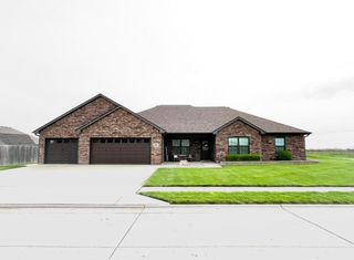 904 HAMPTON DR, Centralia, MO 65240