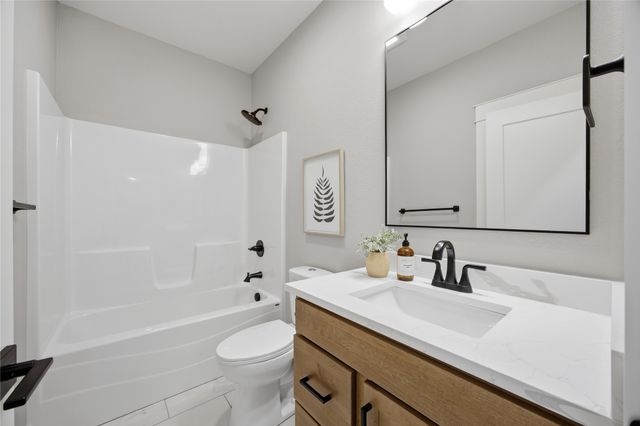 708 NE Doe Pointe Drive, Ankeny, IA 50021