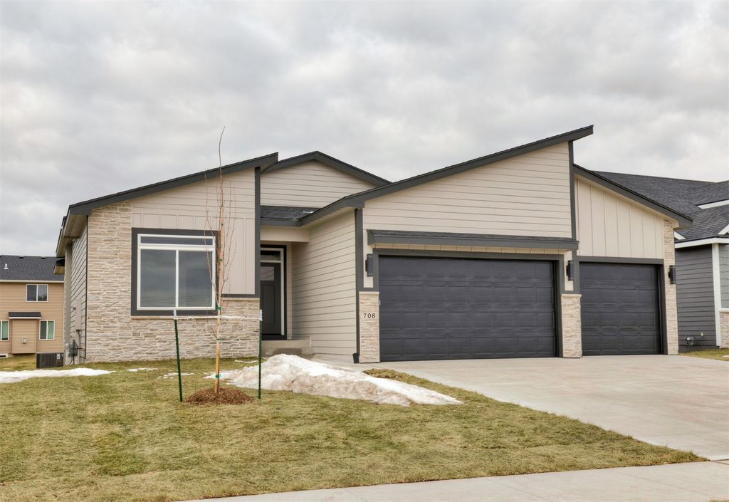 708 NE Doe Pointe Drive, Ankeny, IA 50021