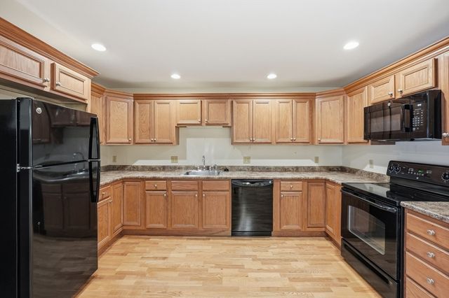 7 Crescent Way 302, Sturbridge, MA 01518