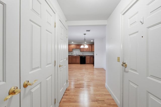 7 Crescent Way 302, Sturbridge, MA 01518