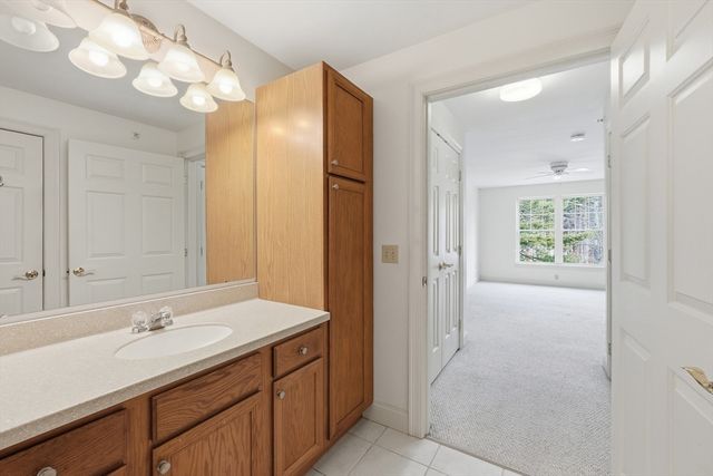 7 Crescent Way 302, Sturbridge, MA 01518