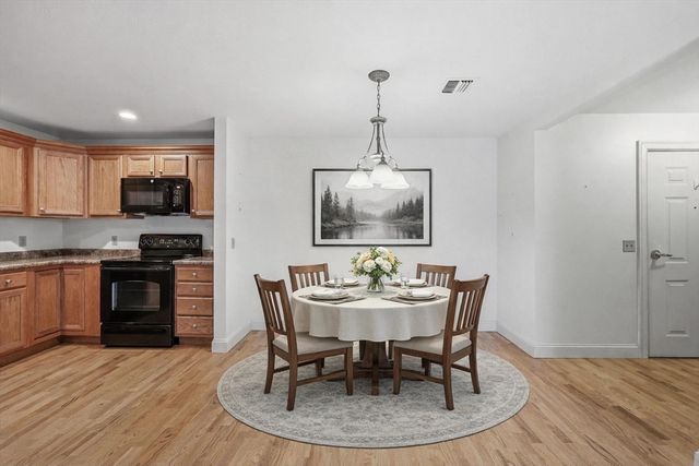 7 Crescent Way 302, Sturbridge, MA 01518