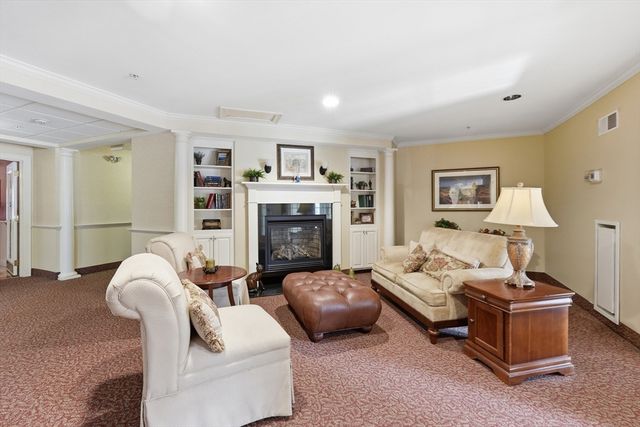 7 Crescent Way 302, Sturbridge, MA 01518