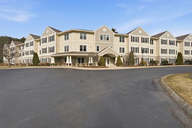 7 Crescent Way 302, Sturbridge, MA 01518