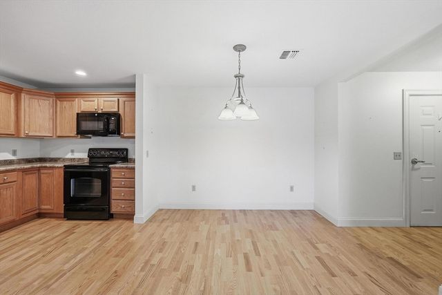 7 Crescent Way 302, Sturbridge, MA 01518