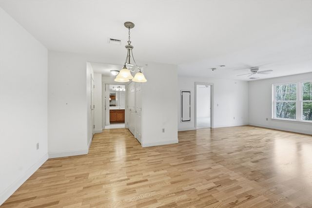 7 Crescent Way 302, Sturbridge, MA 01518